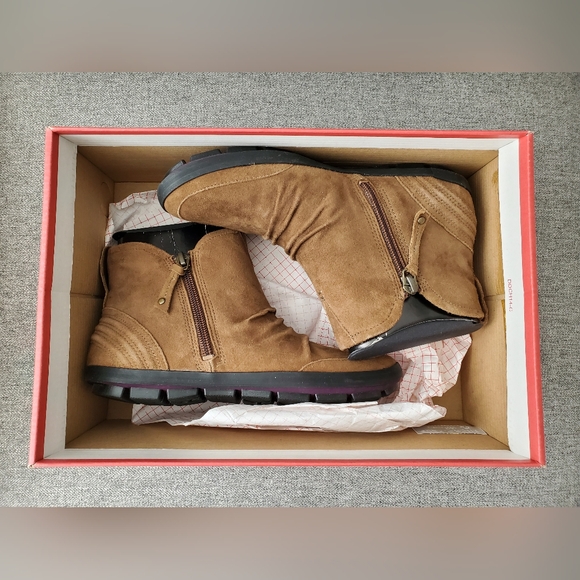 Cobb Hill Women's 5.5M Ankle Booties - Picture 2 of 6